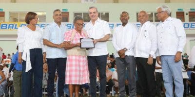 Abinader entregó 1,280 certificados de títulos a residentes de Sabana Grande de Boyá