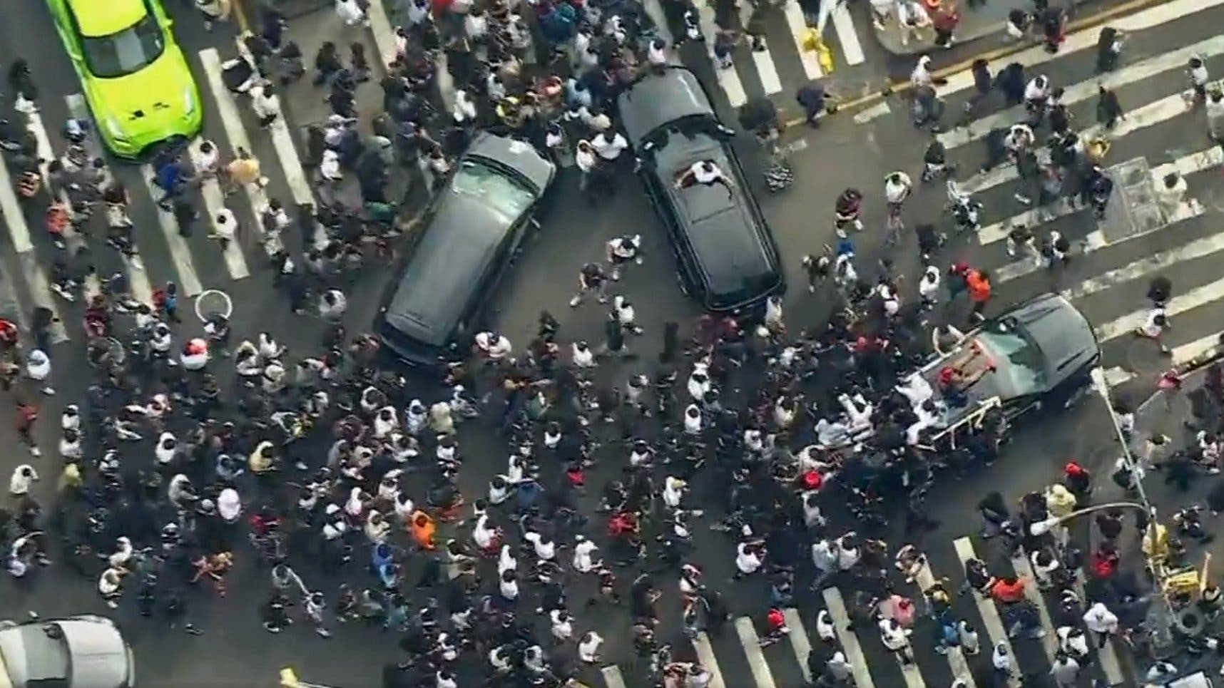 Multitud reunida en Union Square, NY, abruma a policía, salta sobre autos y lanza objetos