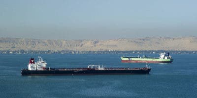 Se reanuda tránsito de buques en el canal de Suez tras choque y hundimiento de remolcador