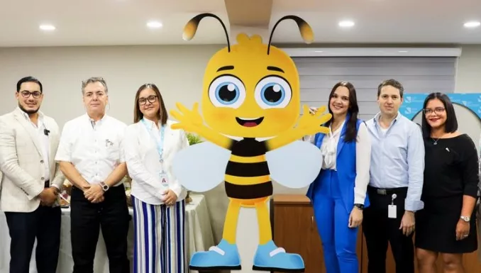 Colaboradores junto a la mascota Reni.