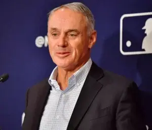 Comisionado Rob Manfred defiende el formato de los playoffs MLB