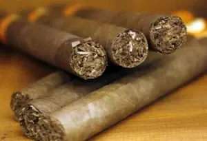 Cigarros premium hechos a mano quedan fuera de restricciones FDA