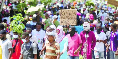 Policía dispersa una gran manifestación en Haití