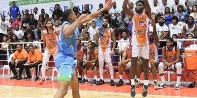 Calero derrota a  Loros Calientes en torneo básket