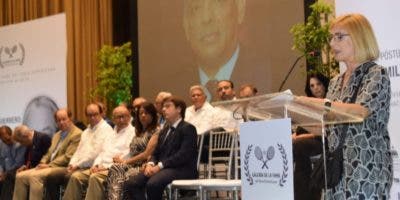 Galería Fama del Tenis homenajea Mario Emilio