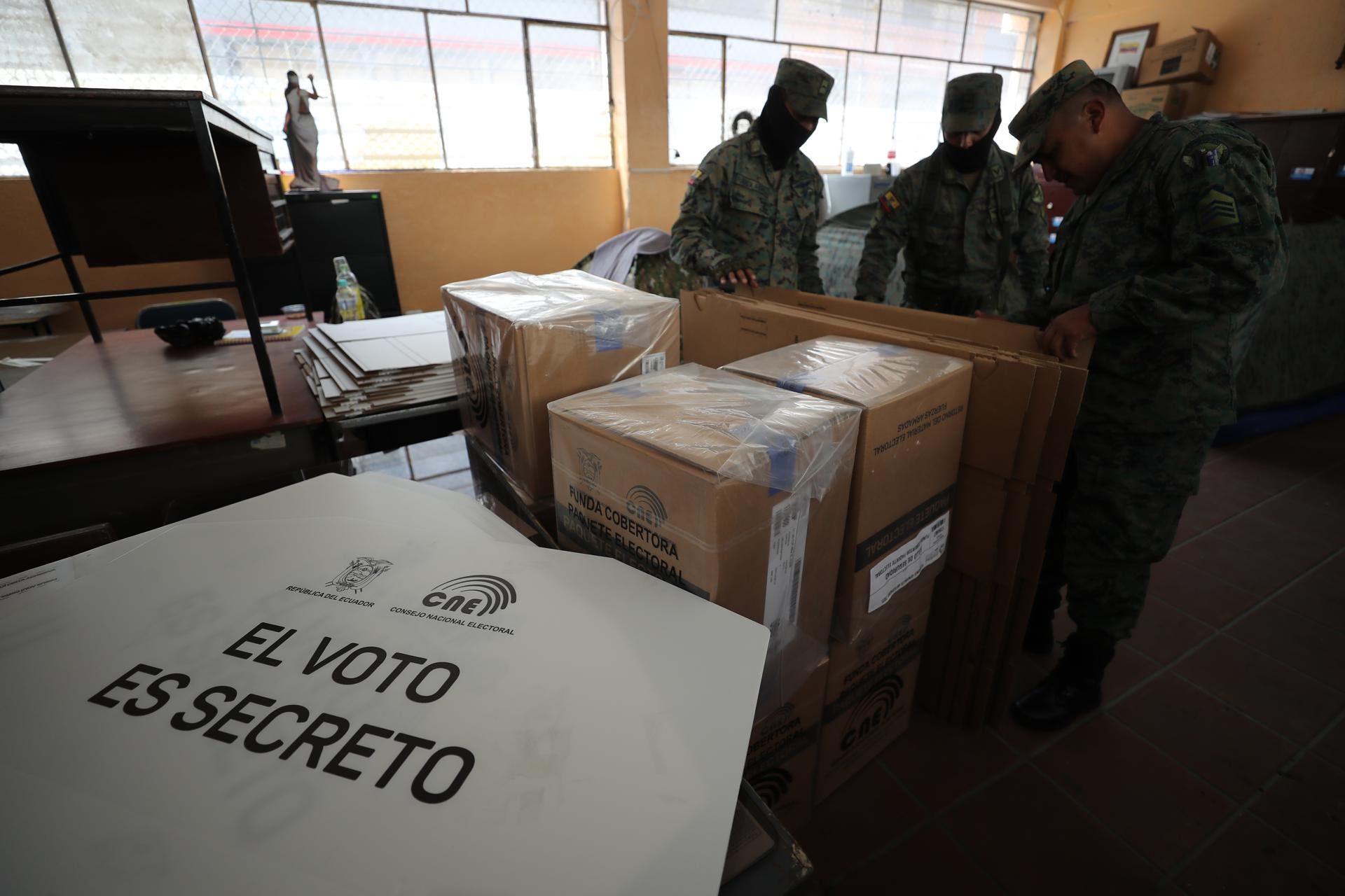 Ecuador acude a votar en unas inéditas elecciones bajo una creciente ola de violencia
