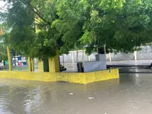 Calles de Azua parecen ríos por efectos de la tormenta Franklin