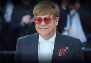 Elton John está de vuelta en su casa de Francia tras pasar la noche ingresado por una caída