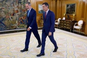 Pedro Sánchez muestra al rey su disposición a someterse a la investidura para formar Gobierno