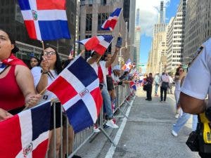 Dominicanos tiñen de azul, rojo y blanco bajo Manhattan