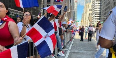 Dominicanos tiñen de azul, rojo y blanco bajo Manhattan