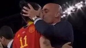 El beso del presidente de la federación a una jugadora genera polémica más allá de España