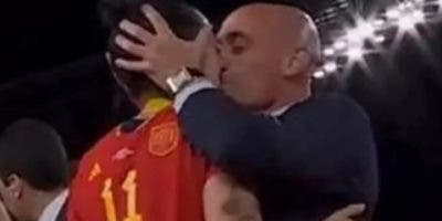El beso del presidente de la federación a una jugadora genera polémica más allá de España