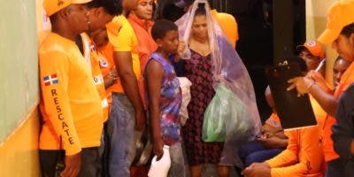 Tormenta Franklin: Familias en Azua empiezan a llegar a los albergues