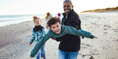 Las profundas y duraderas consecuencias de que haya un “hijo favorito” en la familia