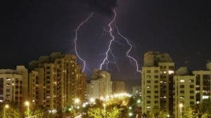 La mejor estrategia para evitar que te alcance un rayo durante una tormenta eléctrica