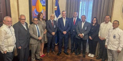 Presidente Luis Abinader recibe en Palacio Nacional delegación de ADOPAE