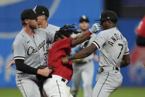 La sanción de Tim Anderson se reduce a 5 juegos por pelear contra José Ramírez