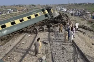 Ya son 30 muertos y 90 heridos por descarrilamiento de tren en Pakistán