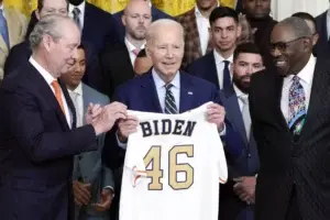 Biden recibe a los Astros de Houston en la Casa Blanca para celebrar su título de la MLB