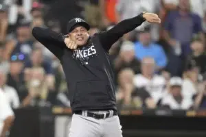 Aaron Boone de los Yankees avergonzado por su exhibición teatral en la discusión luego de la expulsión