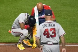 Ronald Acuña Jr golpeado con lanzamiento a 97 MPH en codo y abandona juego