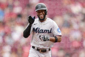 Con jonrones de Bell y De La Cruz, Marlins remontan para vencer 5-4 a Rojos