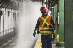 Tubería de 127 años se rompe bajo Times Square e inunda estación del metro y calles de NY