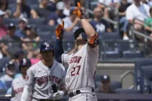 José Altuve logra su jonrón número 200 en las Grandes Ligas