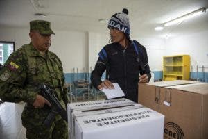 Al menos 430 detenidos durante el periodo de votaciones en Ecuador