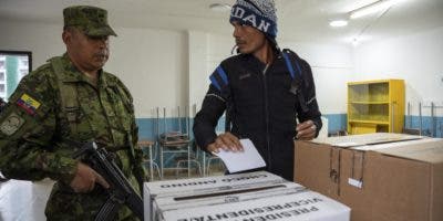 Al menos 430 detenidos durante el periodo de votaciones en Ecuador