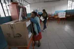 El luto va a las urnas en Ecuador con voto de indignación por asesinato de Villavicencio