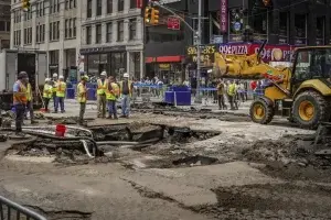 La rotura de una tubería de agua en Nueva York inunda las calles y metro de Times Square