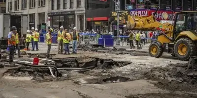 La rotura de una tubería de agua en Nueva York inunda las calles y metro de Times Square