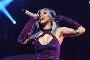 El micrófono que Cardi B arrojó durante un concierto es subastado por casi 100.000 dólares