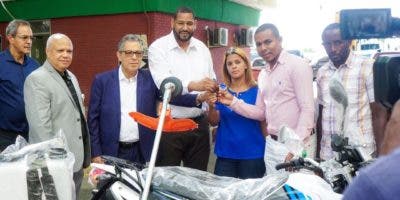 DGDC entrega motocicleta y herramientas agrícolas a Centro de Capacitación Integral La Hispaniola