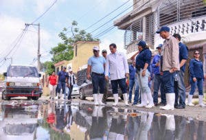 Salud Pública realiza operativo en Manoguayabo tras inundaciones por tormenta Franklin