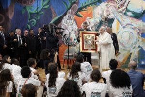 El papa “pintor por un día” en el mural de los jóvenes en Cascais