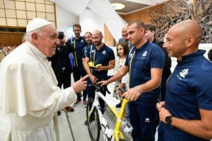 El papa firma bicicleta del equipo vaticano que estuvo en Glasgow para subasta solidaria