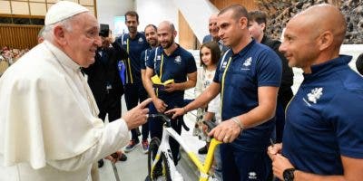El papa firma bicicleta del equipo vaticano que estuvo en Glasgow para subasta solidaria
