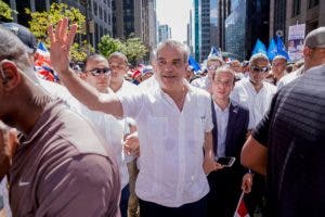 Abinader se da un baño de multitudes en el Desfile Dominicano de NY