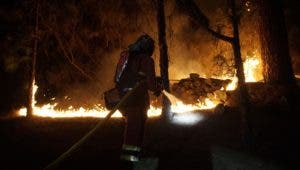 El incendio forestal en España se complica y obliga a nuevas evacuaciones