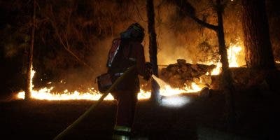 El incendio forestal en España se complica y obliga a nuevas evacuaciones