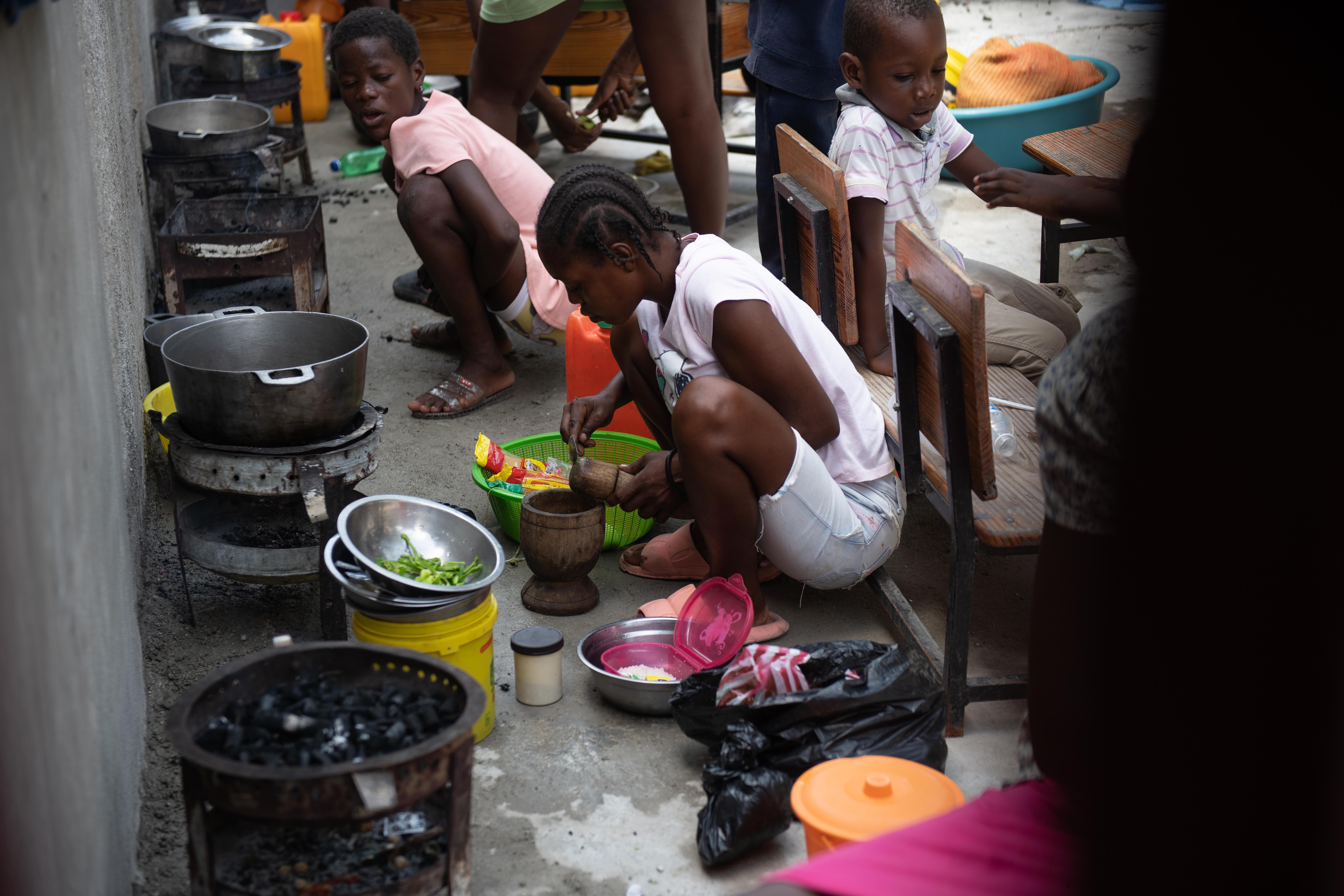 Haitianos desplazados por el terror de las pandillas languidecen en condiciones inhumanas