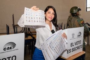 Luisa González y Daniel Noboa toman ventaja en la carrera presidencial de Ecuador, con 10 % escrutado