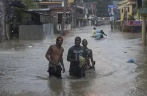 Tormenta Franklin se mueve hacia el norte y disminuyó sus vientos a 65 kph