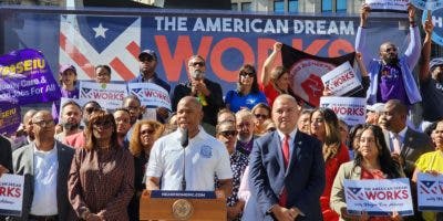 Nueva York presiona a Biden para suprimir el tapón de permisos de trabajo para inmigrantes