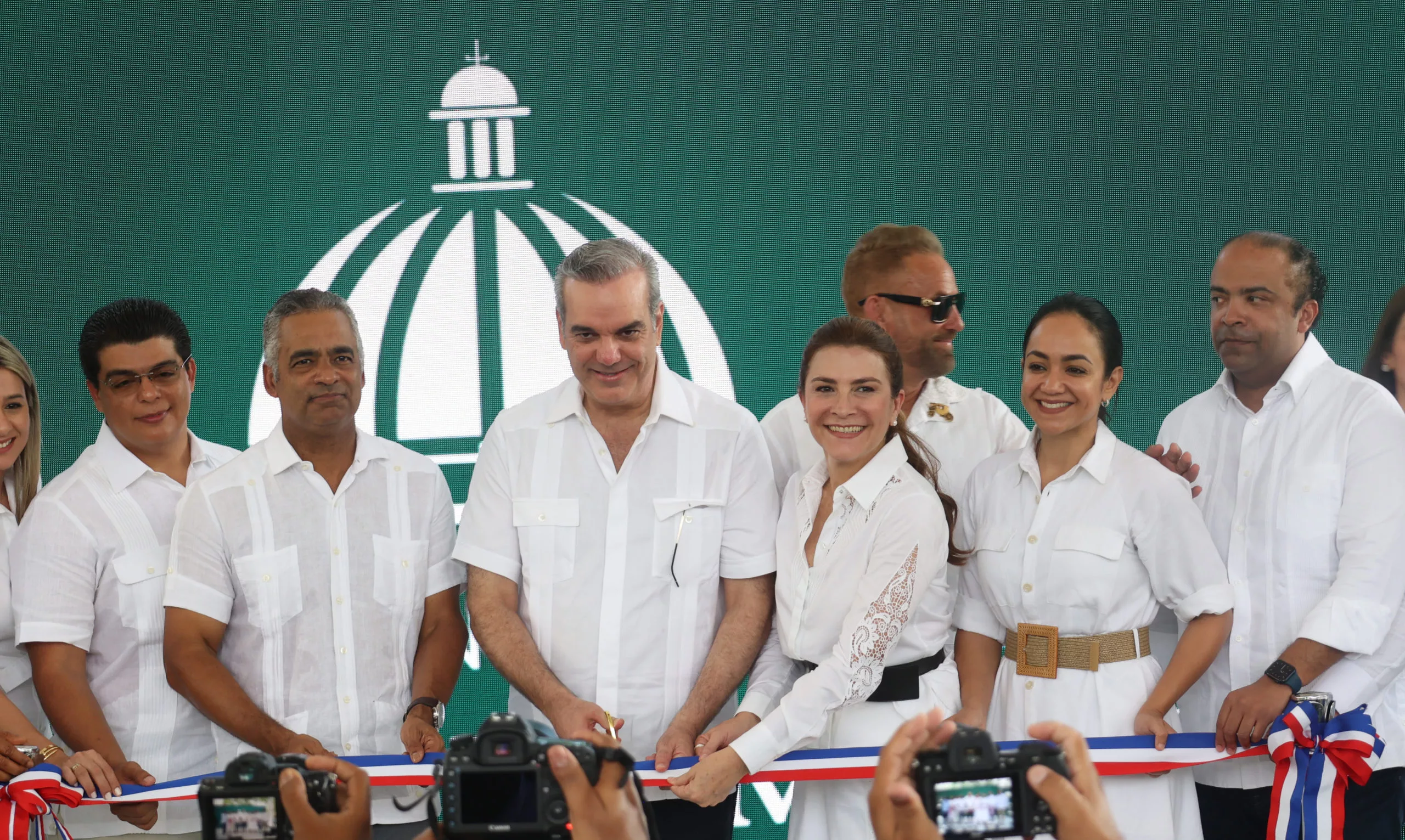 Presidente y alcaldesa inauguran Proyecto Ambiental Fernández