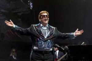 El cantante Elton John, icono del año 2024 para la revista Time