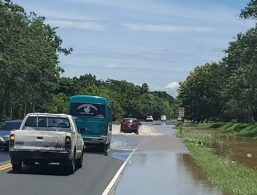 Obras Públicas abre tránsito por Autopista del Nordeste tras cierre debido a inundaciones